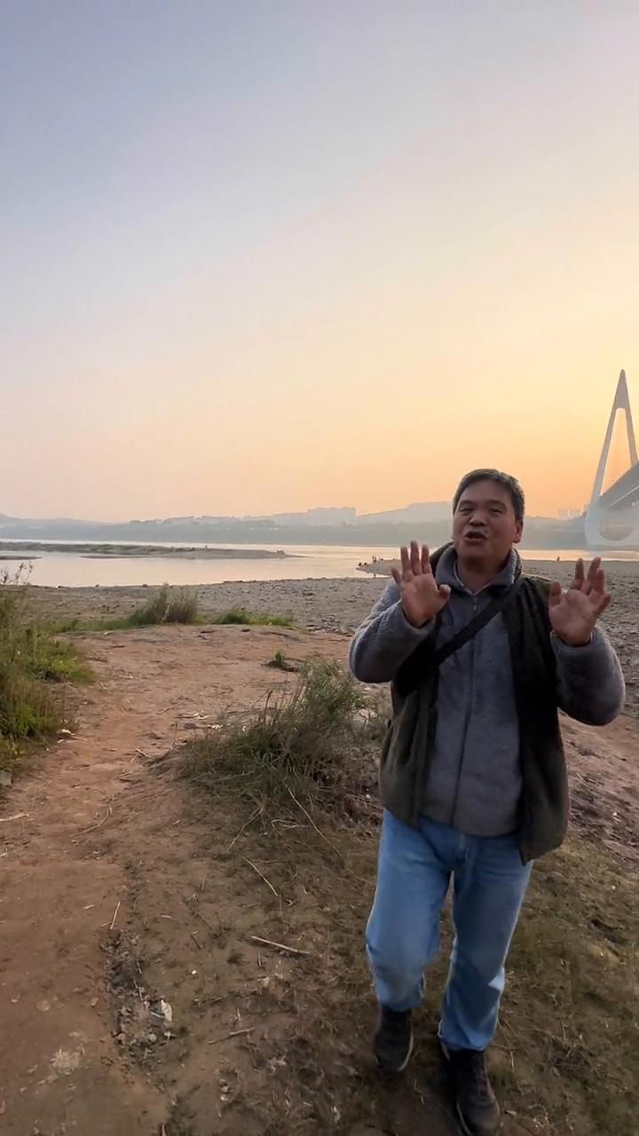 重庆长江退水的，今天长江水位跌破一百七十米的，看这个江滩全部弄出来的。长江退水了