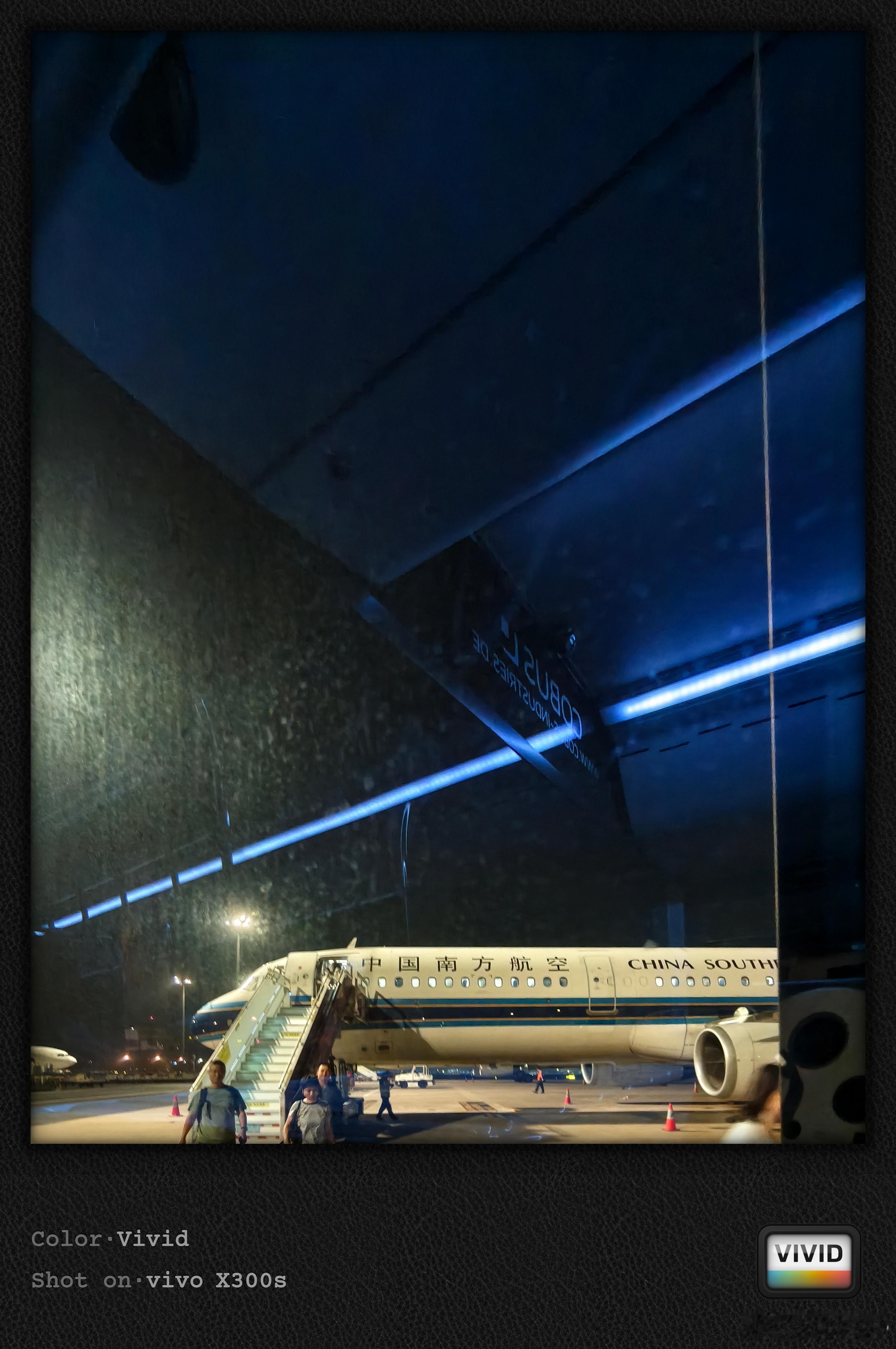 又是一次让人难忘的夜班机3次延误落地摆渡我还拉个了箱子