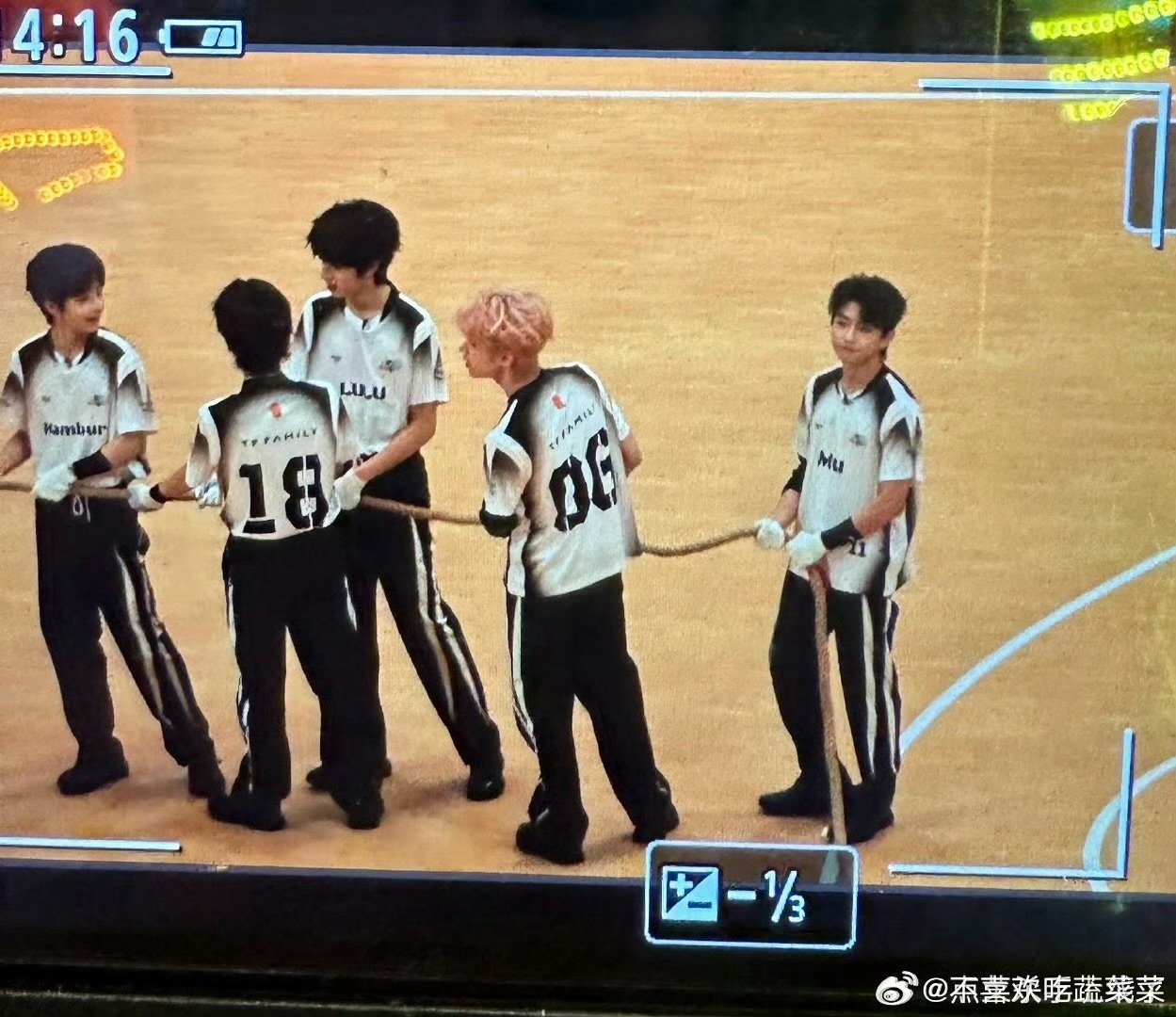 TF家族运动会拔河比赛TF家族拔河. 脚步钉进地面，后背绷成弓弦，少年们较劲的模
