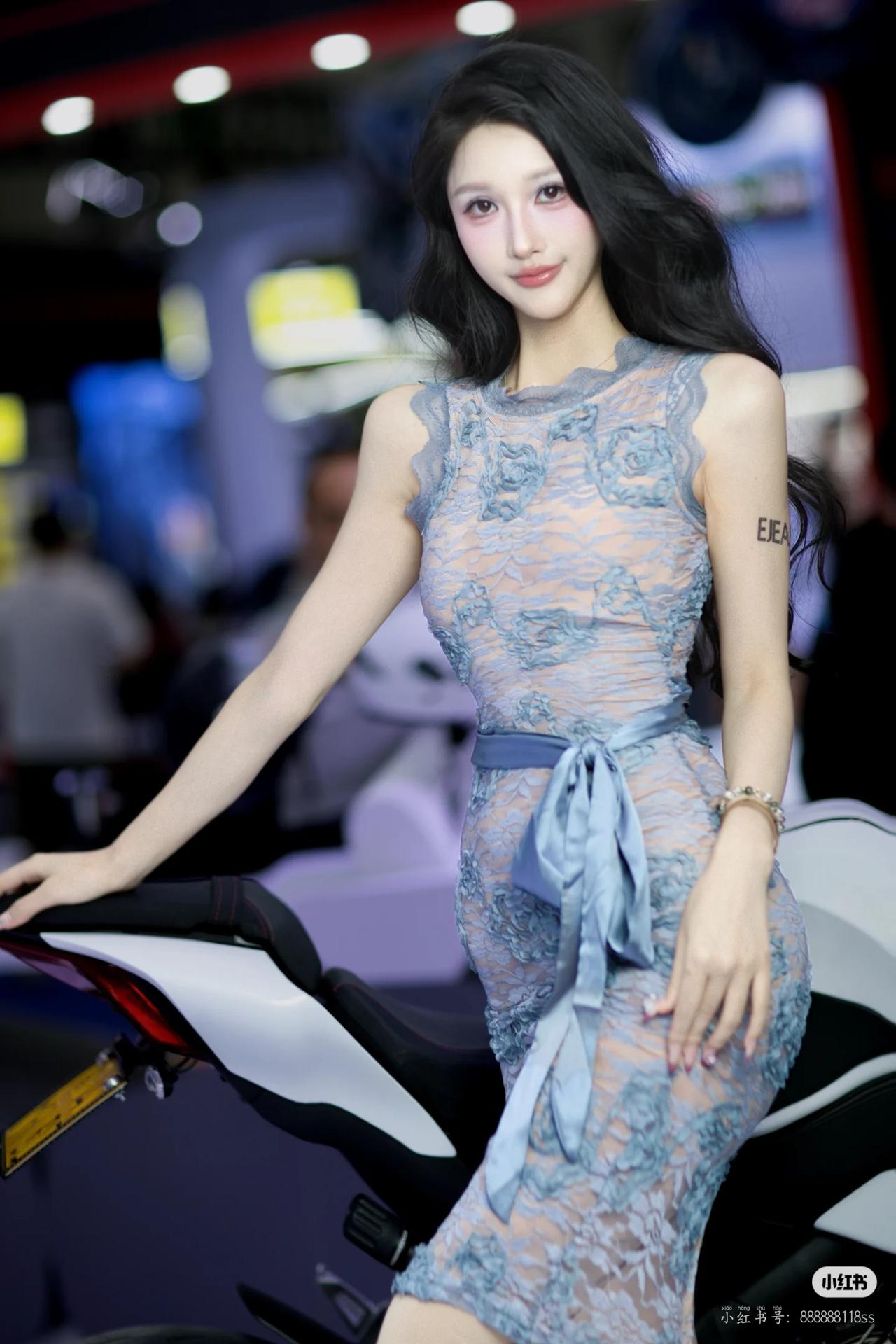 什么叫有韵味的女人美女车模穿搭写真