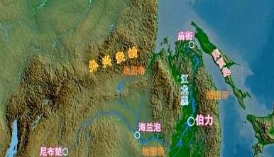 俄罗斯最新的官方地图，一下就在网上炸开了锅。

地图上，中俄边境线清清楚楚。但手
