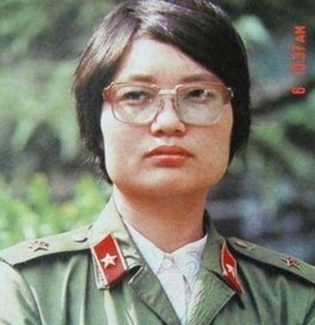 1986年4月，23岁女医护 刘亚玲 以请假回家探亲为由，偷偷跑到老山前线救治伤