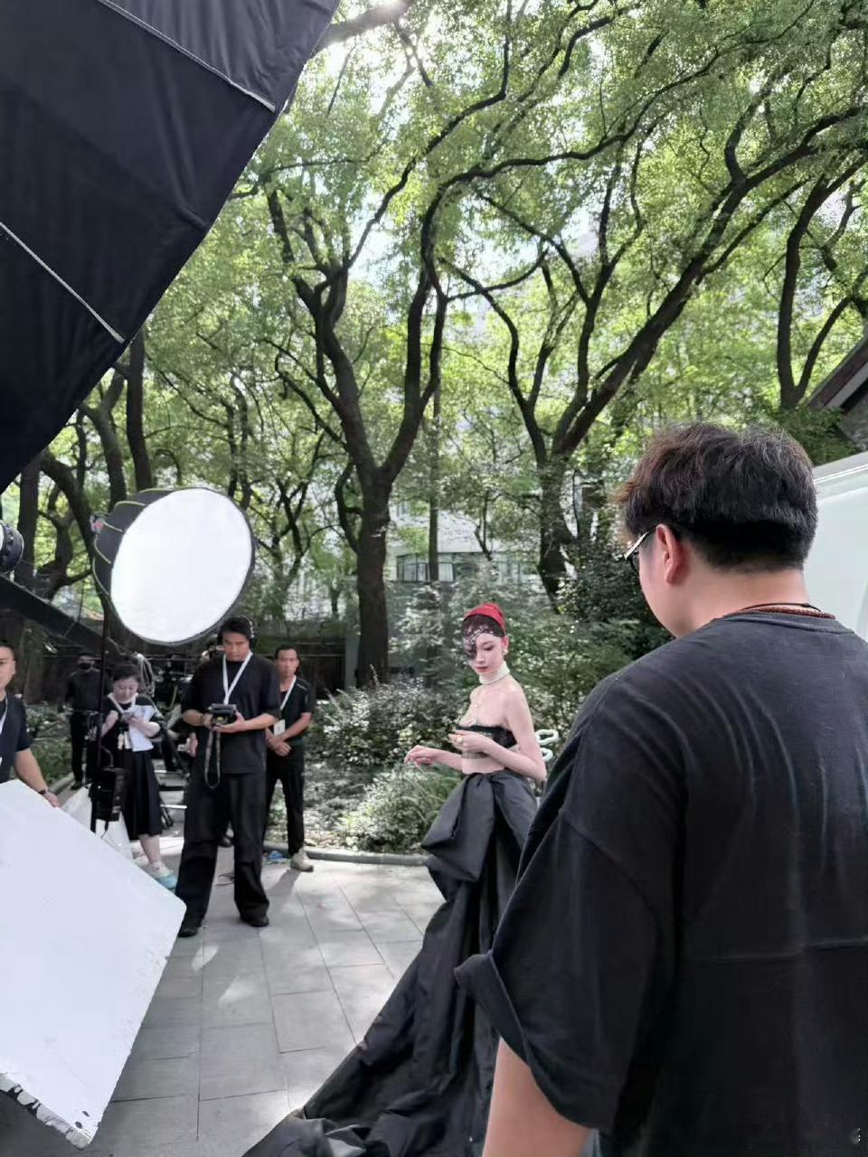 让易梦玲戴蕾丝面纱的人是天才 薄纱滤过阳光成了柔焦滤镜，睫毛在纱上投下细碎阴影。
