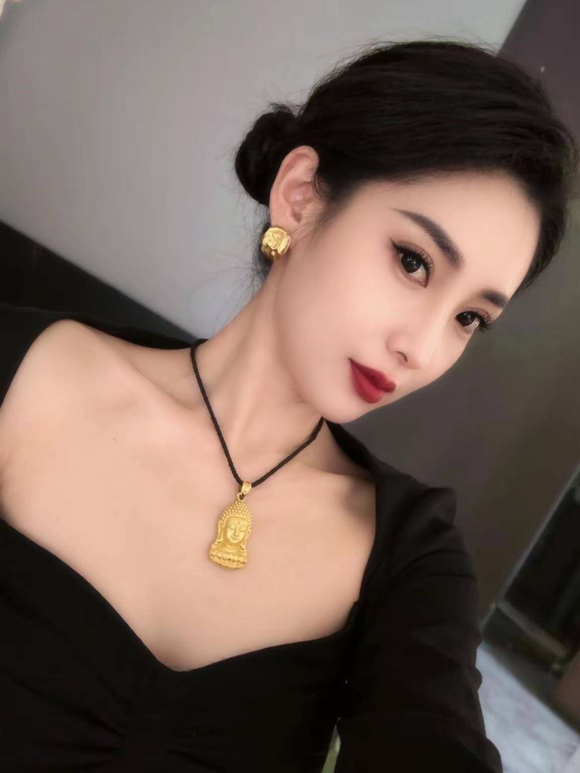 深耕自己，精进自己，沉淀自己超越自己。女人的自信一半来自阅历和价值，一半来自颜值