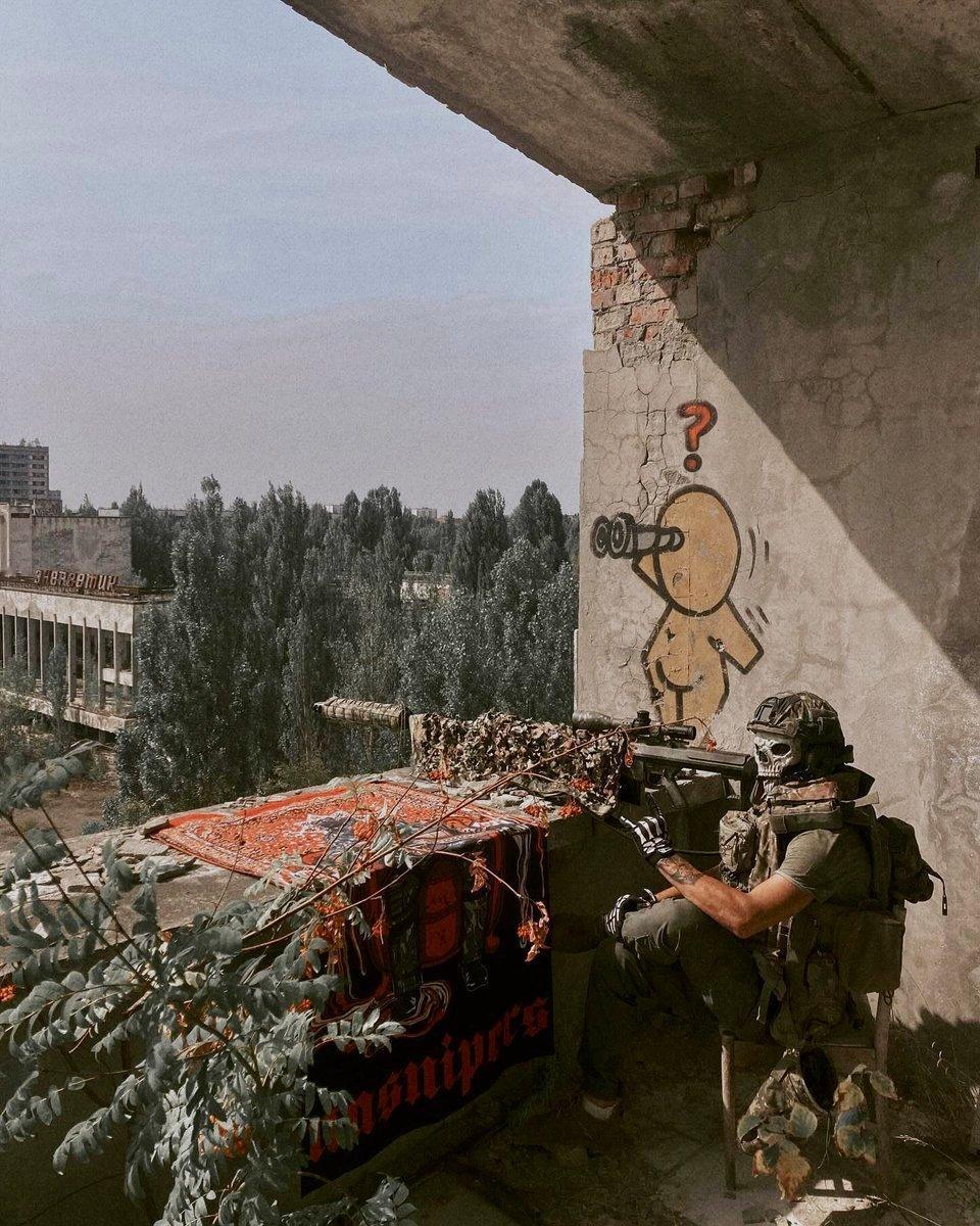 今年夏天早些时候，乌克兰狙击手在切尔诺贝利的普里皮亚季进行训练。他手持巴雷特 M