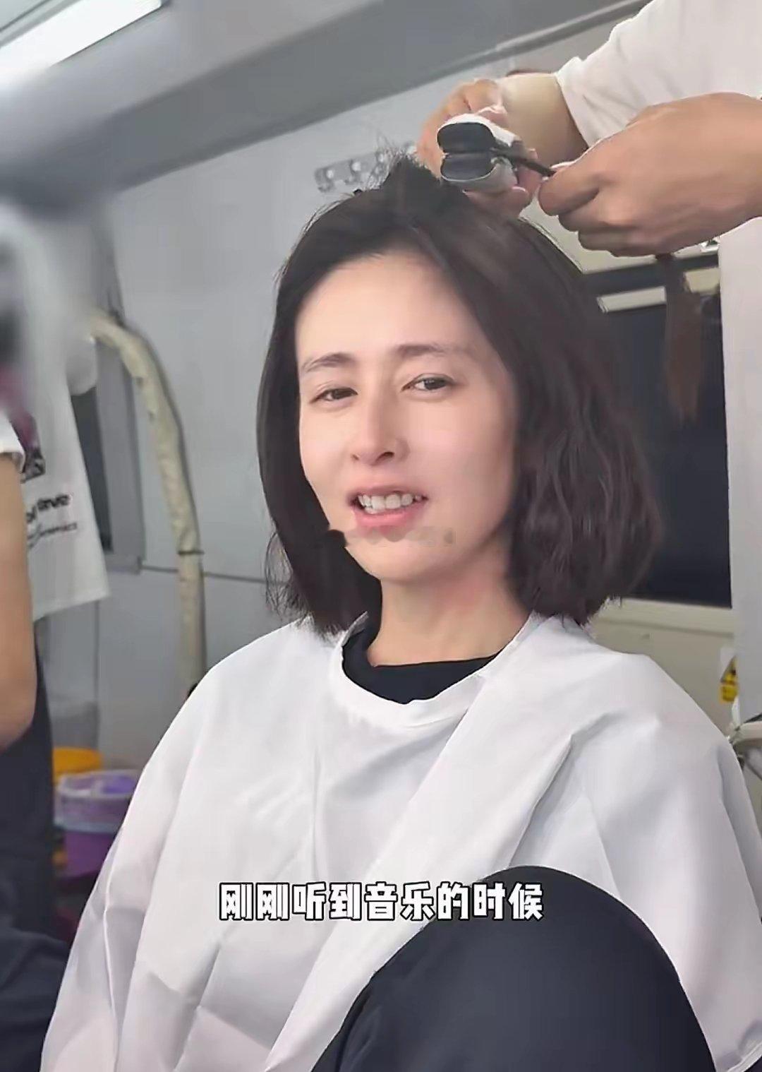 颖儿晒拍戏日常，素颜皮松肉垮，眼睛下垂，龅牙明显看着好显老 ​​​