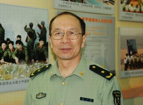 有一次，记者问金一南为什么英国宁愿把赚钱多多的香港还给我们，却要付出损失6艘军舰