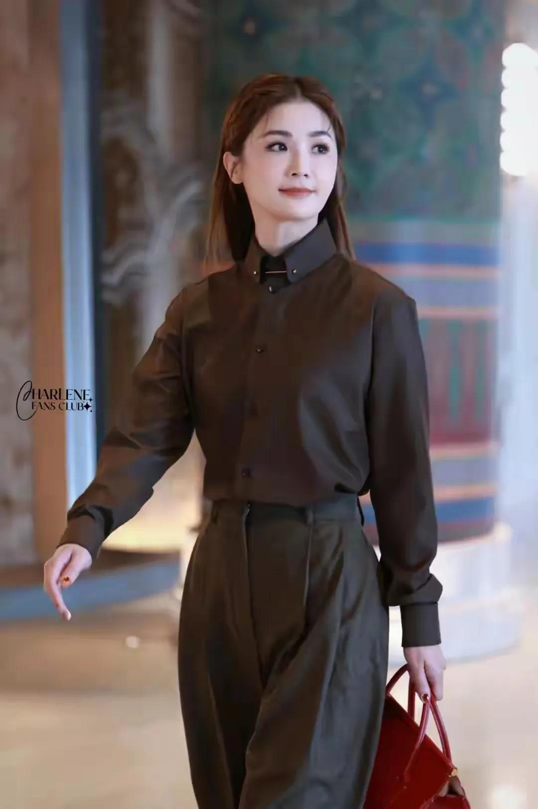 蔡卓妍于曼谷上班时以新造型惊艳亮相！她身着服饰搭配巧妙，尽显优雅别致之美。一颦一