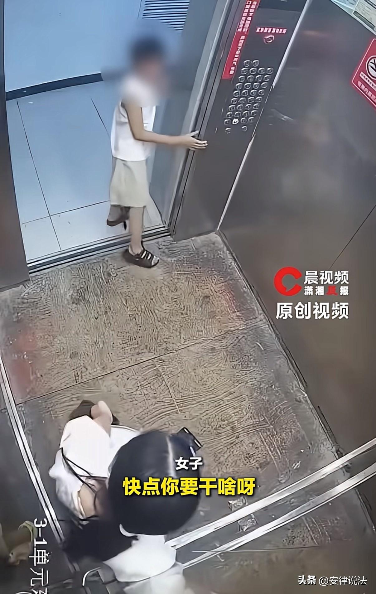 “哪有这样当妈的？”湖北仙桃，一小男孩挡着电梯等自己的妈妈。

电梯里的一名女孩