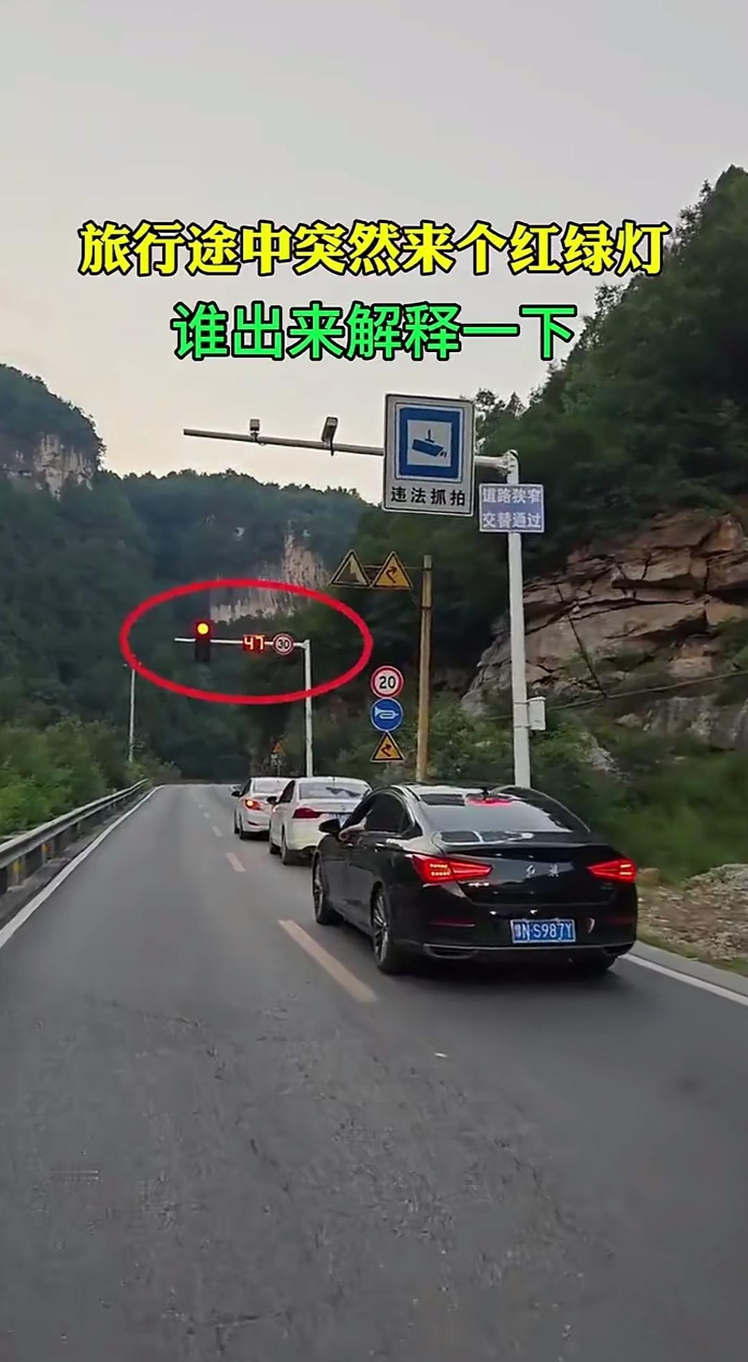 既无横向人行道，也不见供汽车互通的交叉口，道路一侧唯有一路到头的护栏。然而，这样