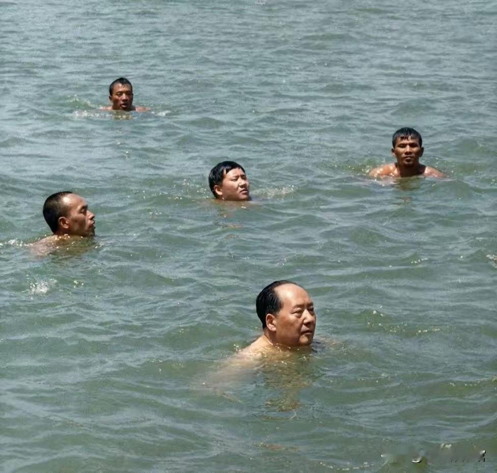 1966年毛泽东同志畅游长江的历史影像。