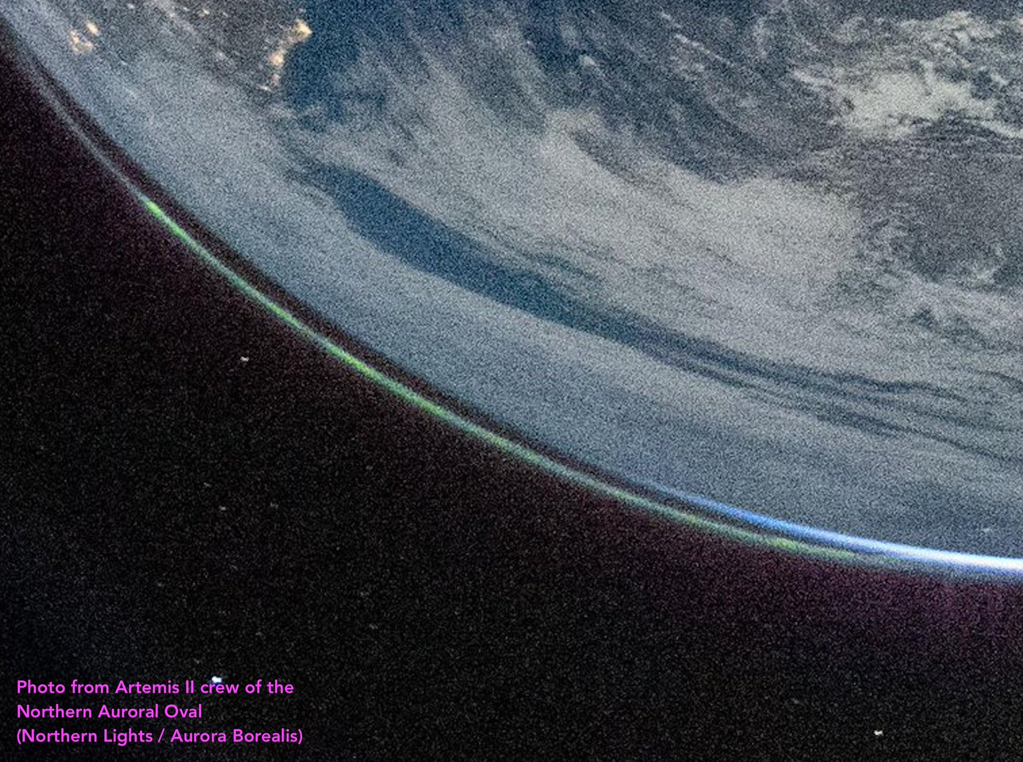 阿尔忒弥斯2号宇航员舷窗照仔细看右下角：他们拍到了绿色极光！在去月亮的半路上！热