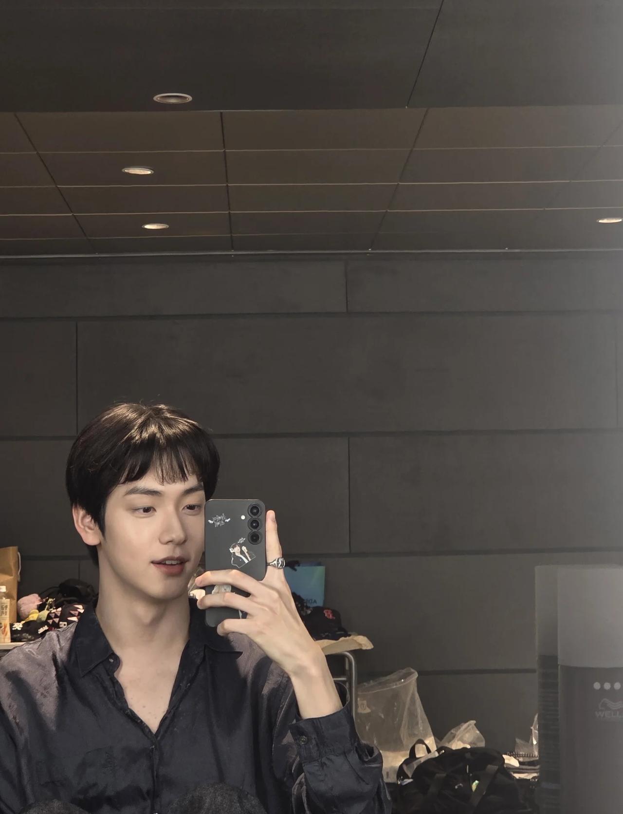 这把崔秀彬来了也不行了
虽然但是已经是上个月的了现在依旧是很帅的了[棒R]
此外