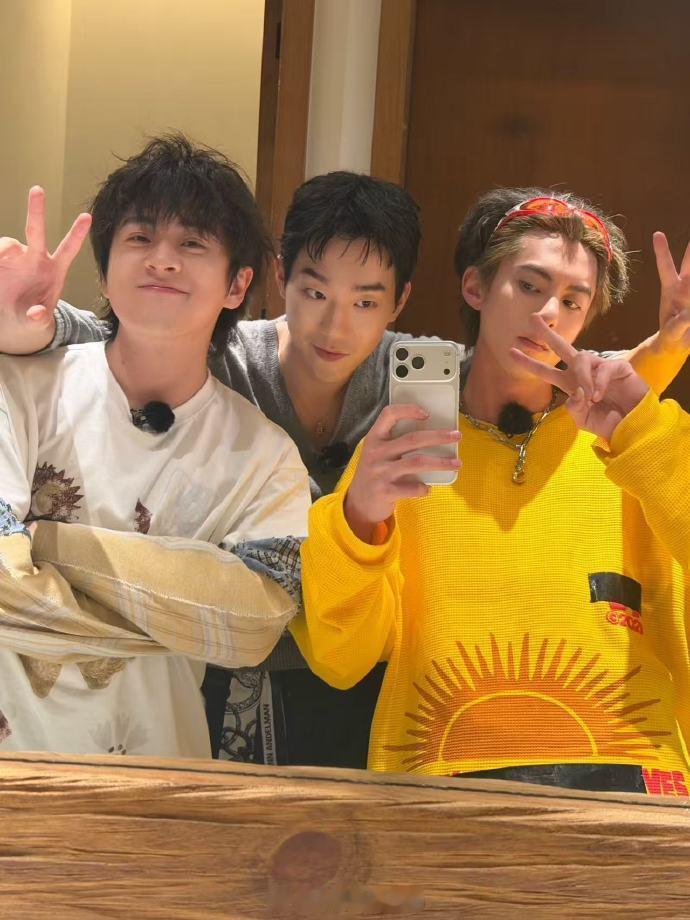 王鹤棣带客栈全员抬咖谁被客栈这群人圈粉了？王鹤棣临场组织大家互帮互助，全员默契配