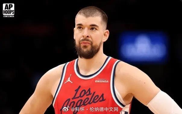 老詹为了帮助同城球队进季后赛，亲手做掉了快船真正的内鬼哈哈哈…祖巴茨：？？？？？