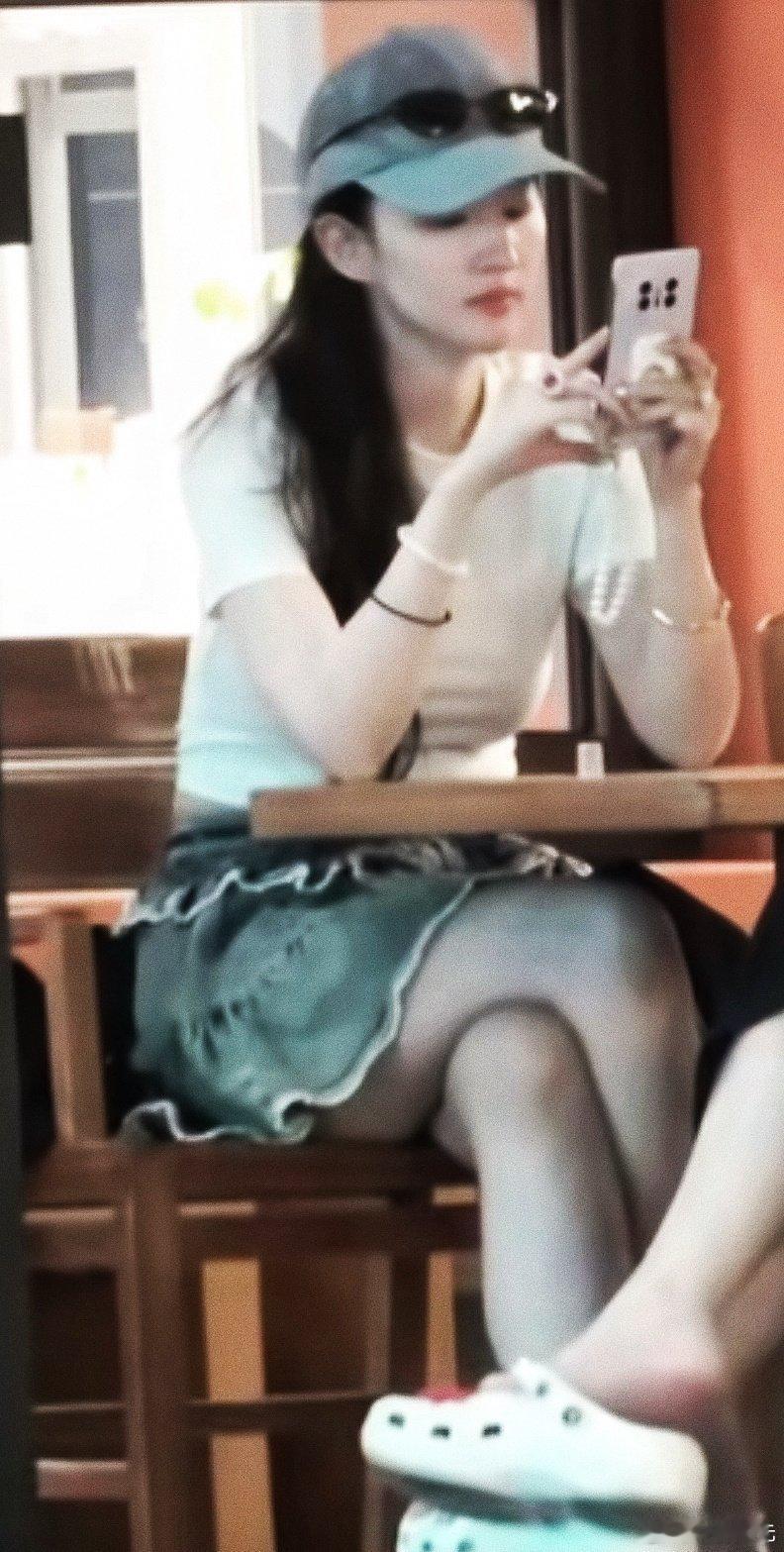 刘亦菲素颜现身环球影城完全女神 绝对实力 