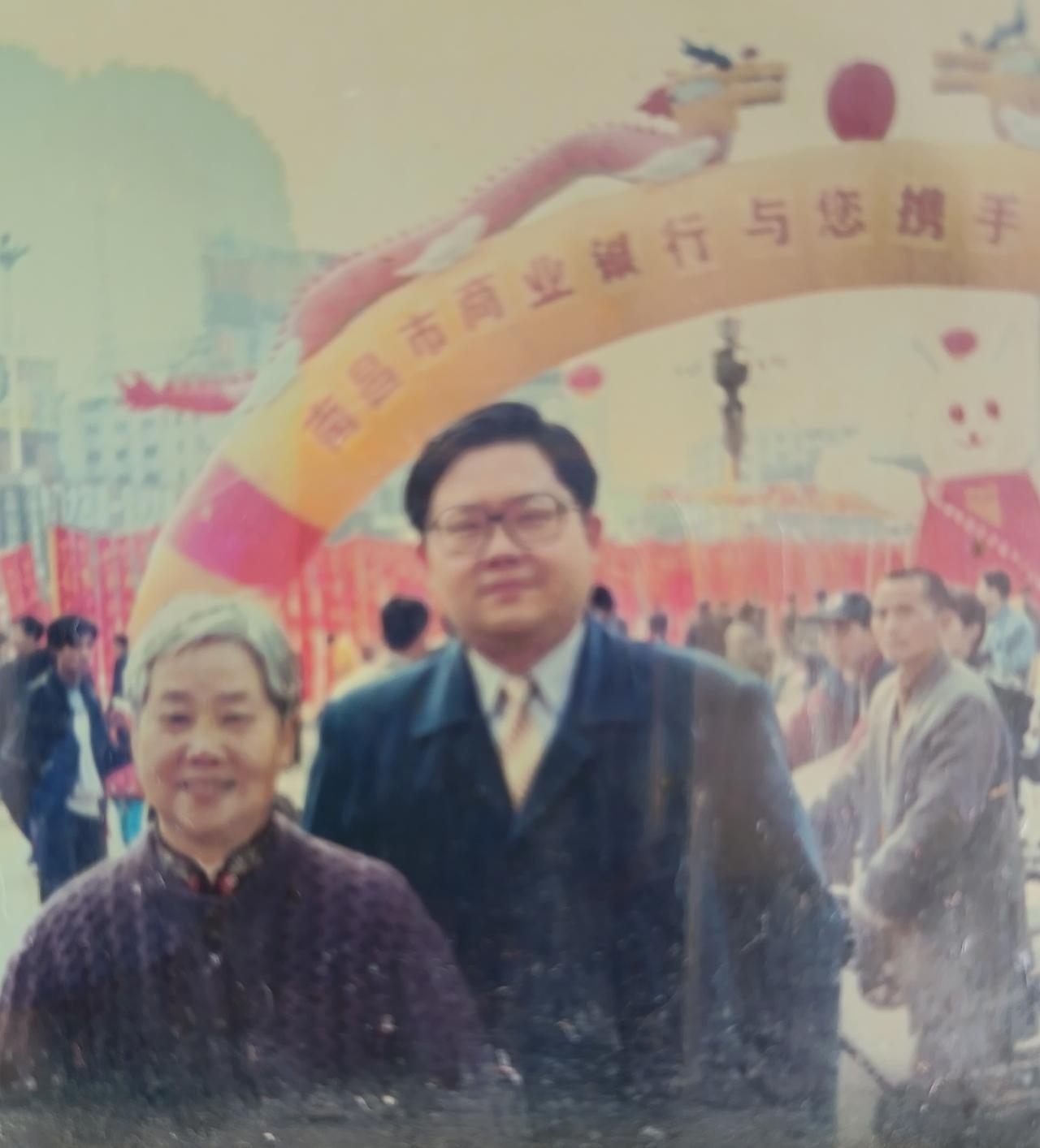 今年7月份开始减肥，到现在快三个月了，收获了一点成绩，减了15~20斤左右。
