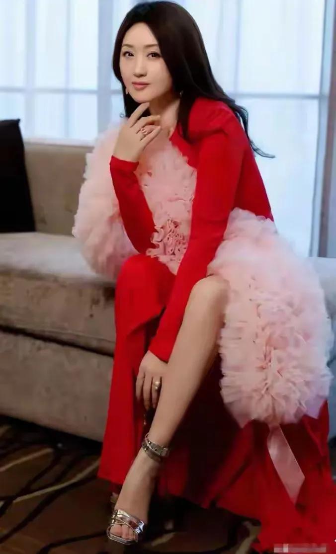 健康美还是瘦弱美？杨钰莹太瘦了，看这图中的小腿还没有胳膊粗，这是不是属于减肥过度