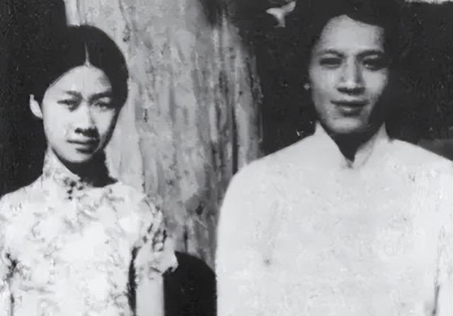 1932年，钱钟书追求燕大校花赵萝蕤，赵萝蕤根本没看上，而是喜欢当时一文不名的穷