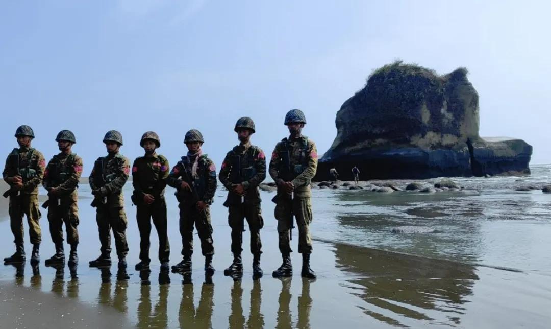 缅媒报道，AA在继续对若开邦丹兑镇剩下的军方部队据点营地猛烈进攻，另外因得知有人