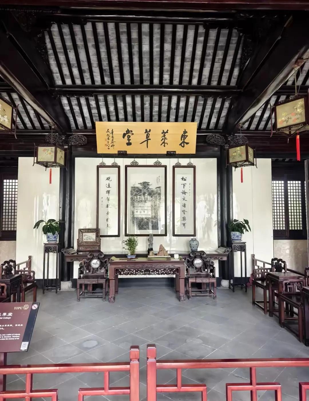 这就是我国古代的客厅，看看这些桌椅，看着很气派，很古典，很漂亮，让崇尚古风的人向