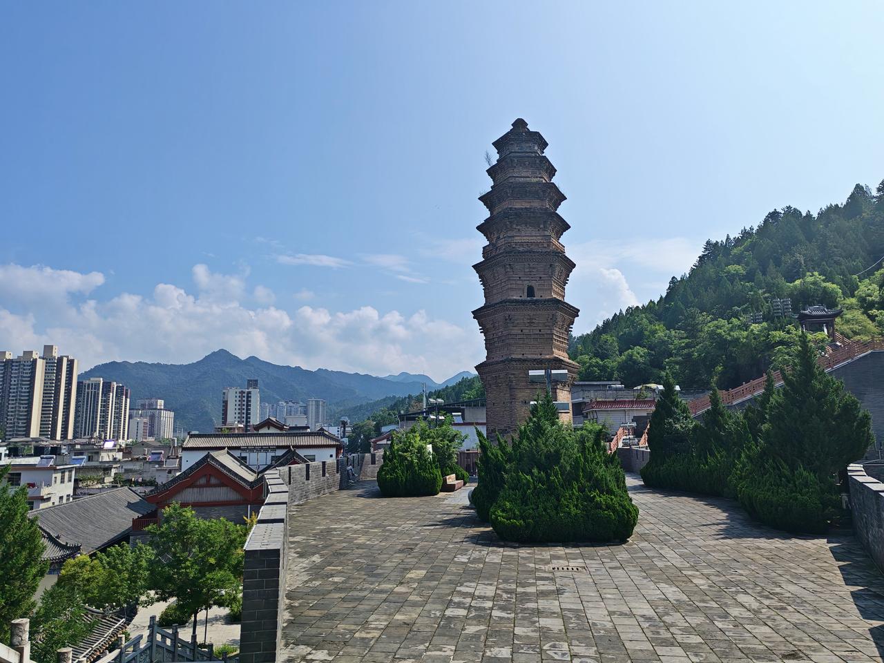 往往，到一个城市，首先就要做三件事。第一件事是去看一处景观，第二件事是去吃一种美
