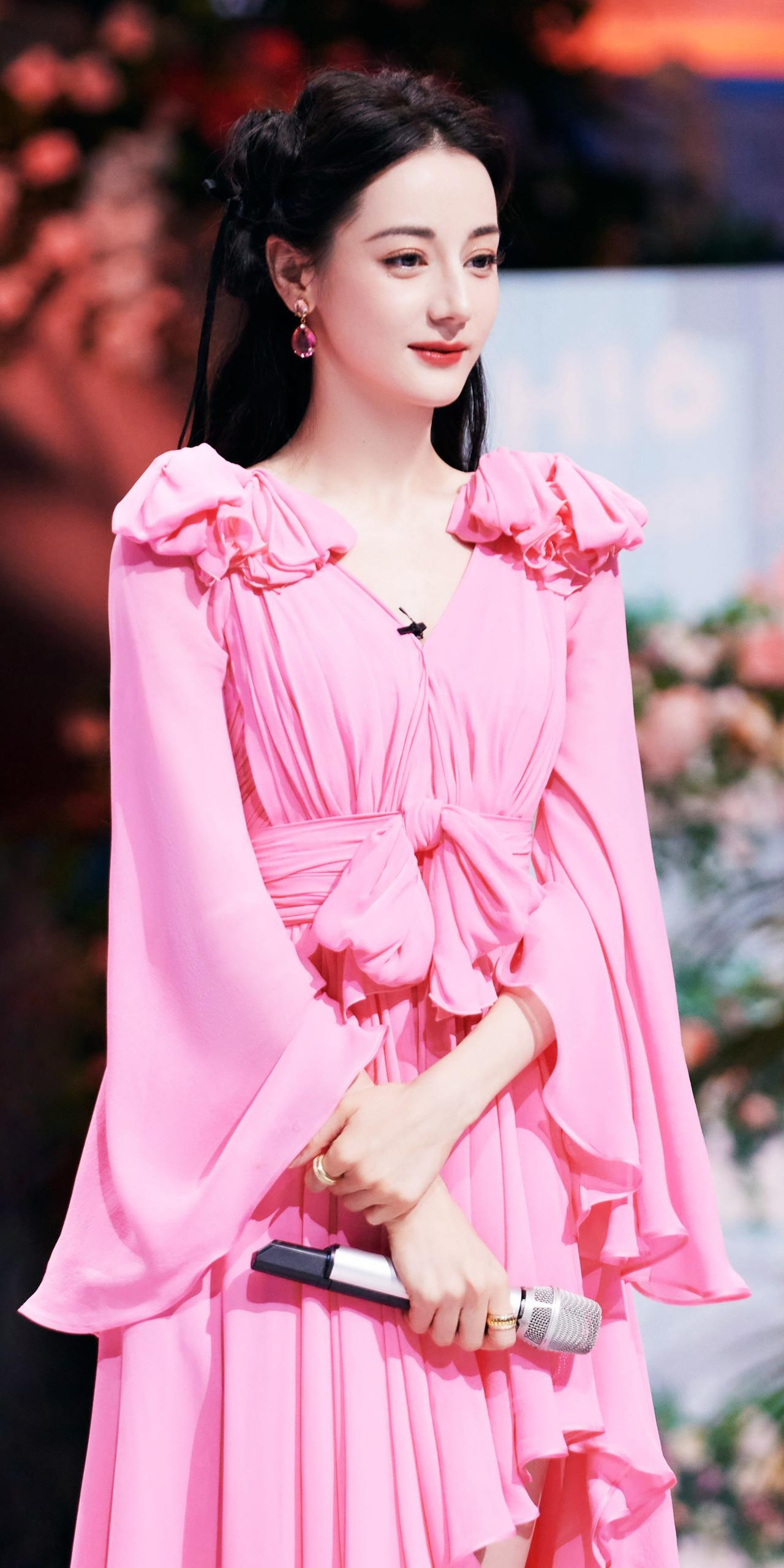 迪丽热巴，迷人芭比粉 