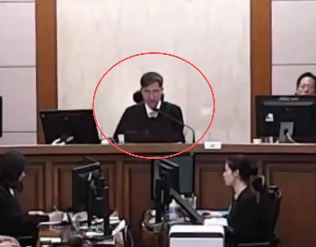 负责金建希二审的主审法官申宗昕在法院办公室自杀身亡，令人疑惑。
申宗昕，曾被评为