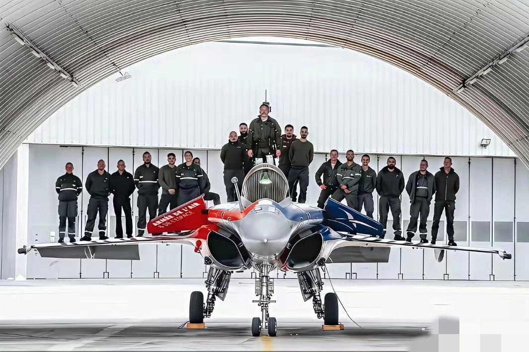 印度“叠罗汉”传统，这次轮到阵风战斗机了😂
 
🇮🇳印度人把叠罗汉的传统玩