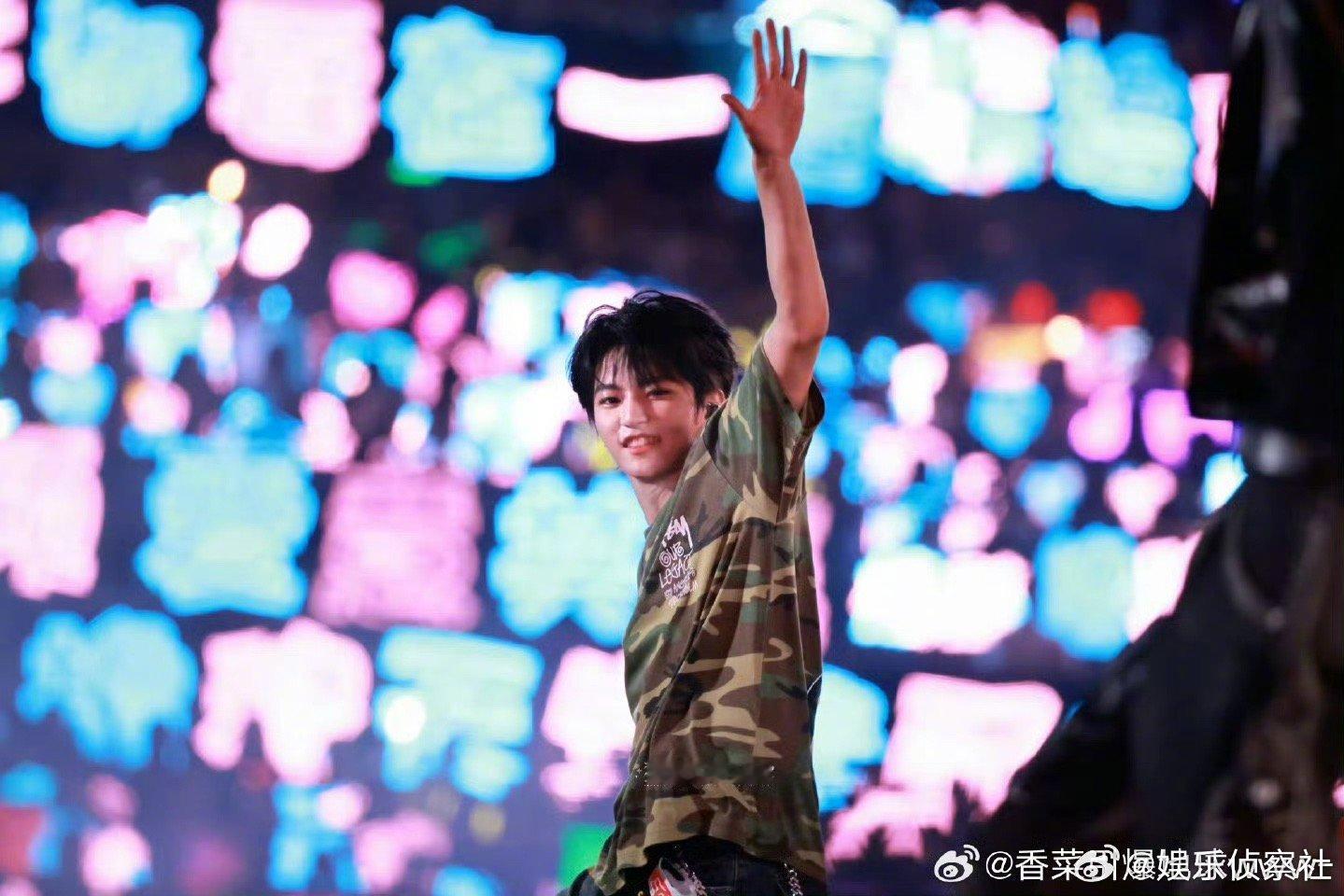 穆祉丞看灯牌小孩儿哥稳稳地好幸福，一直陪着你走下去！｜穆祉丞 