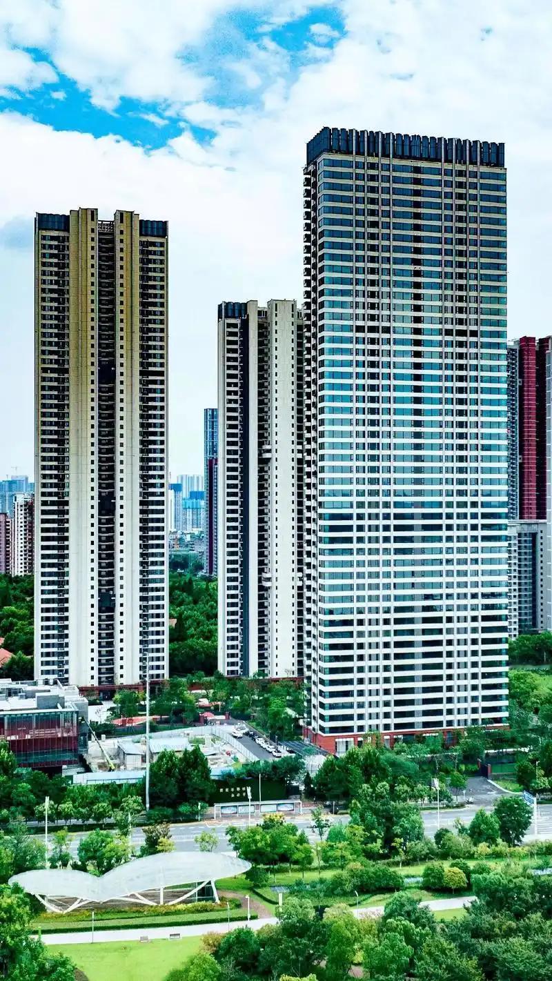 中国人口也在逐步下降，不可能再有14亿人口的体量了，根本用不着再建动辄四十、五十