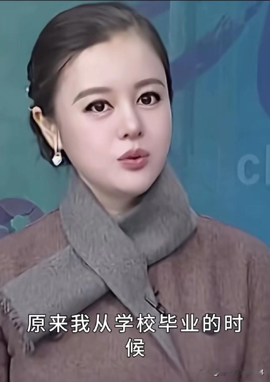 这是于文红年轻时没整容的样子，那时候的她长相自然大气，有一种富态美，说话也是温温