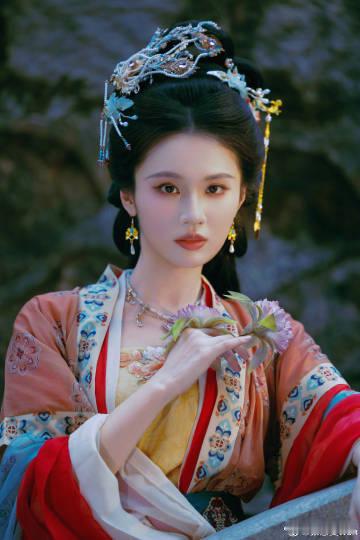 张慧雯女儿国国王即视感张慧雯神女降临被张慧雯狠狠惊艳，兼具女儿国国王的柔情与神女
