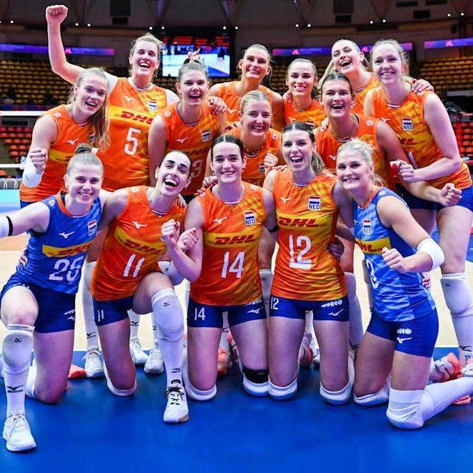 稍早进行的比赛，荷兰女排3-0法国女排（25-22 25-18 25-23），法