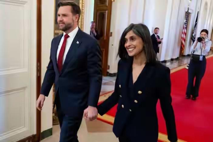 很多人都说万斯的印度媳妇显老，可是她年过40岁还怀孕了。
女人过了40岁，生育能