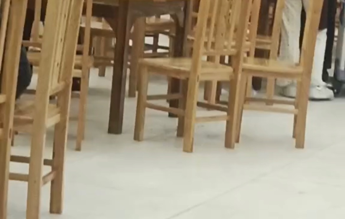 【玉林某饭店就餐等了大半小时说没饭了】7月4日，网友爆料称：到玉林的某饭店去就餐