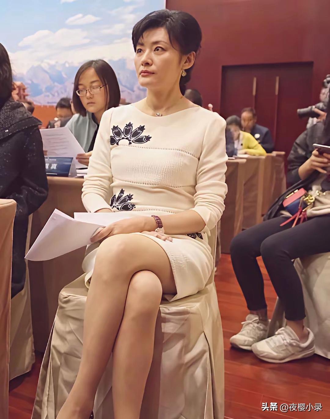 50多岁的周涛，脚上穿的高跟鞋看得出她颇为稳重的风格！[赞][赞][玫瑰]