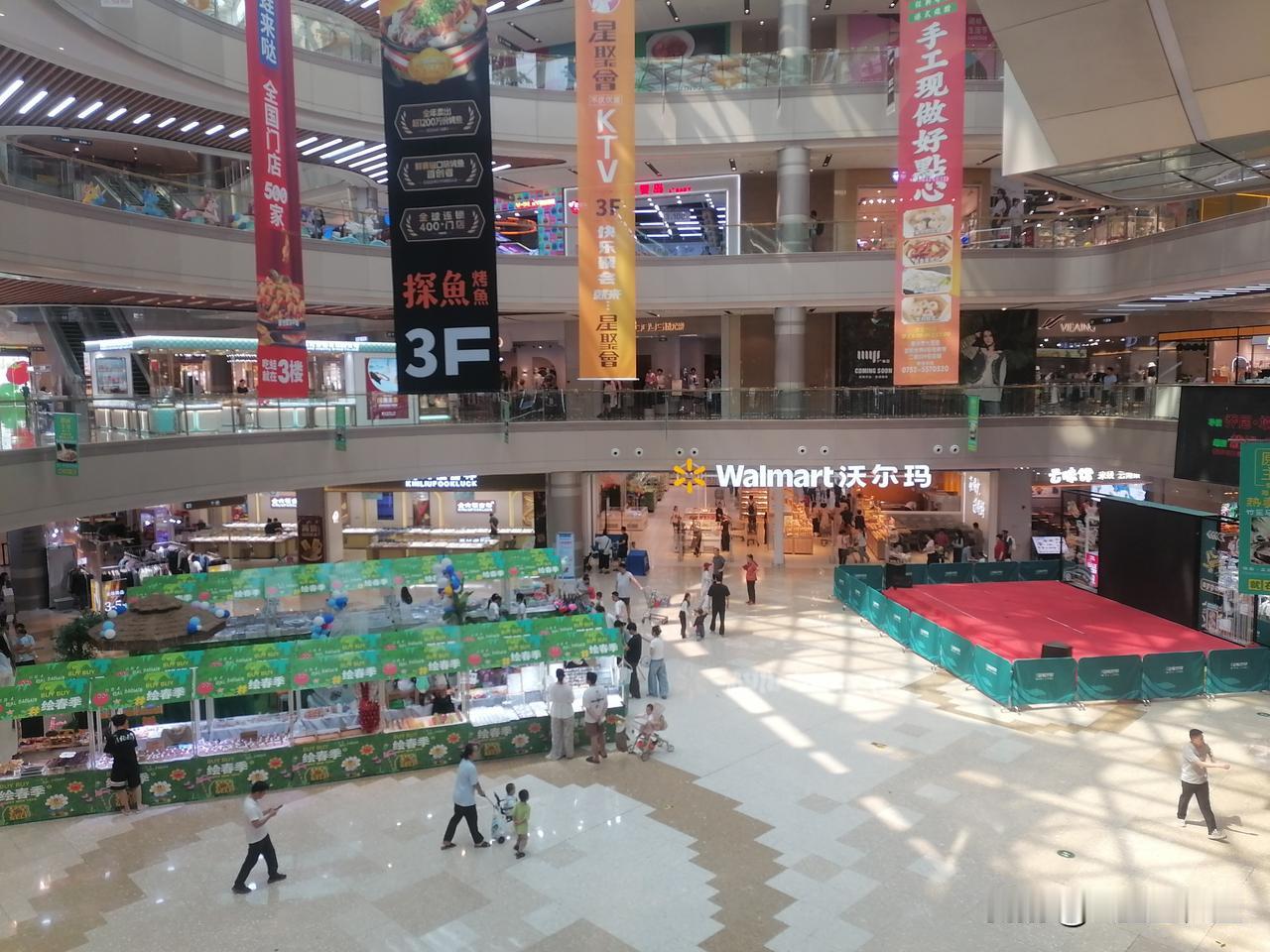 龙光城沃尔玛是个很大的商业综合体，有B1和上面三层，上午客流不大，午后客流逐渐多