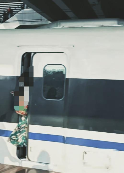 高铁启动时女子突然被门夹住这事儿真吓人。从视频里看那场面就很揪心，列车都要开了，