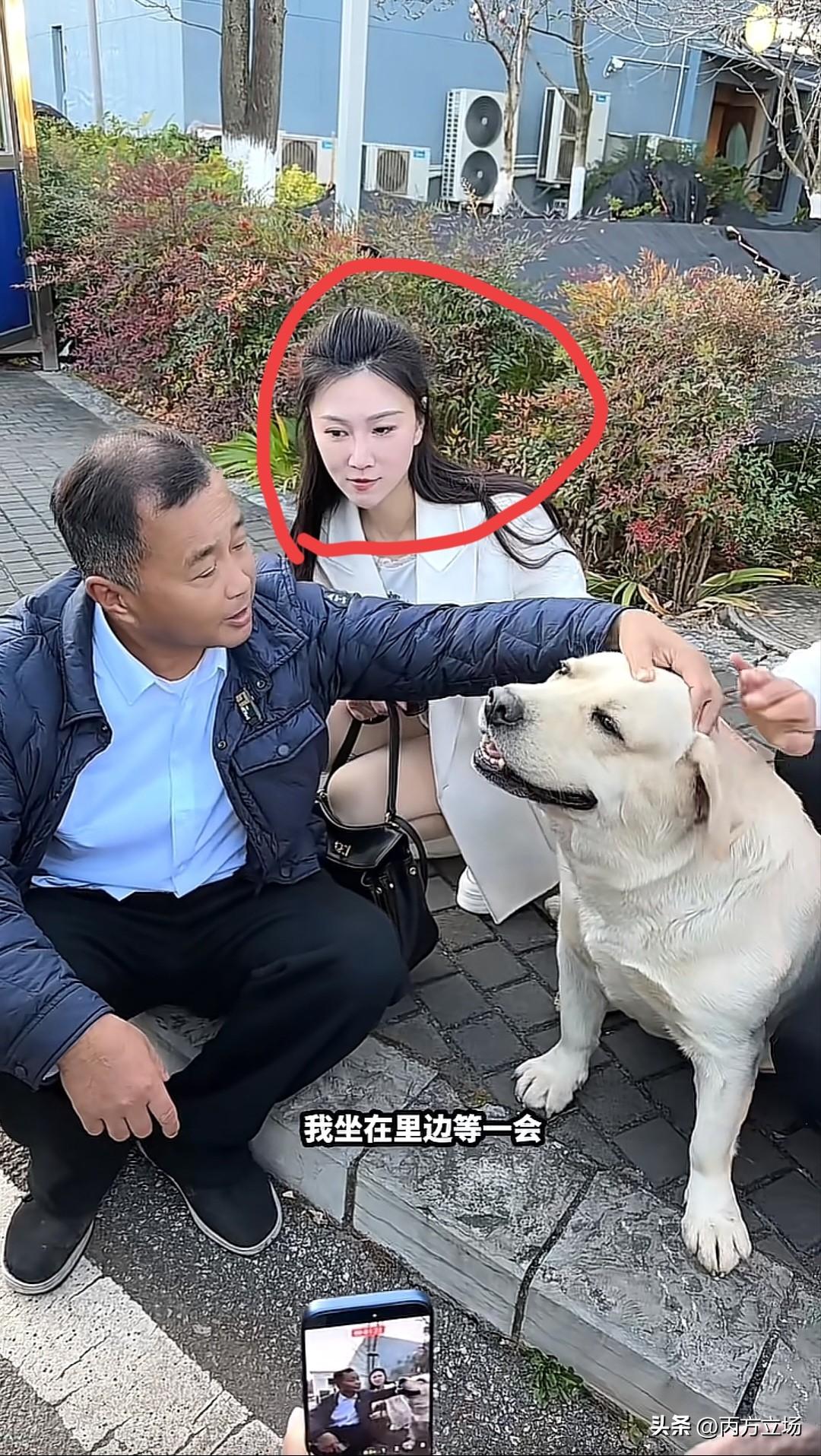 秀恩爱还是啥狗粮呢?这一幕羡煞旁人，也充满了爱意。沈巍老师逗爱犬，旁边的南京晓晓