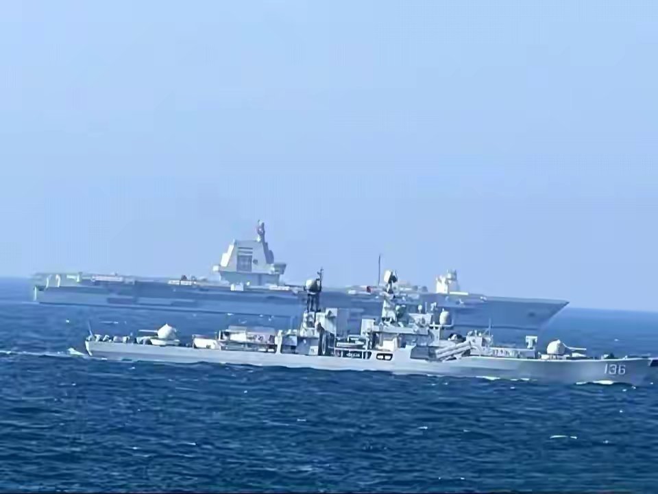 136杭州舰执行福建舰的护航任务，大概是杭州舰最高光的时刻福建舰 ​​​