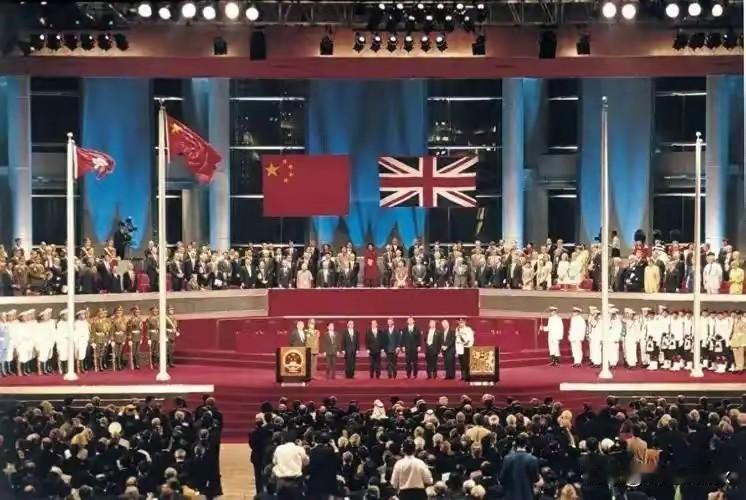 当年条约写得明明白白，香港岛是永久割让给英国的土地。

可结果呢？1997年，香