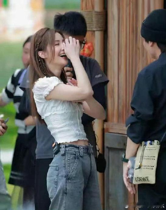 蔡卓妍 郑中基 在娱乐圈这个大舞台上，明星们的爱情故事总是备受关注。蔡卓妍和郑中