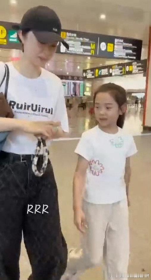 小酒窝反向育妈这 “角色互换” 也太真实了吧！小酒窝既保留着童真，又有小大人的贴