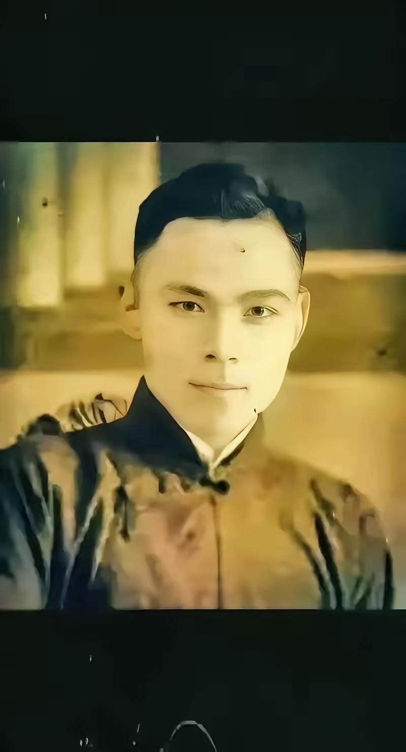 1939年的上海街头，日军铁蹄下的屈辱正在上演，恒社弟子魏庆春目睹同胞被欺，抄起