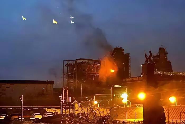 乌克兰最大的油气巨头一夜之间化为火海，7处核心能源厂被炸塌。

8月6日深夜到7