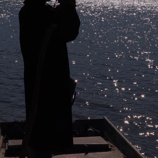 真正被爱的人在爱人眼里是绽放的丁香，航船渔火，学校铃声，山水风景，难以忘怀的谈话