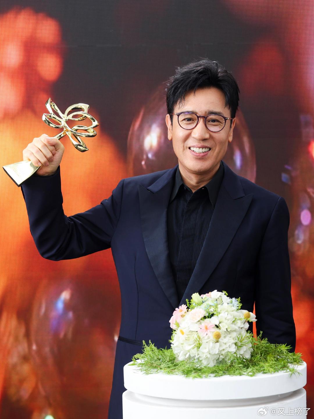 于和伟说白玉兰奖杯是我们共同的荣耀五年两座白玉兰奖杯，业内属实少见！难得的是于和