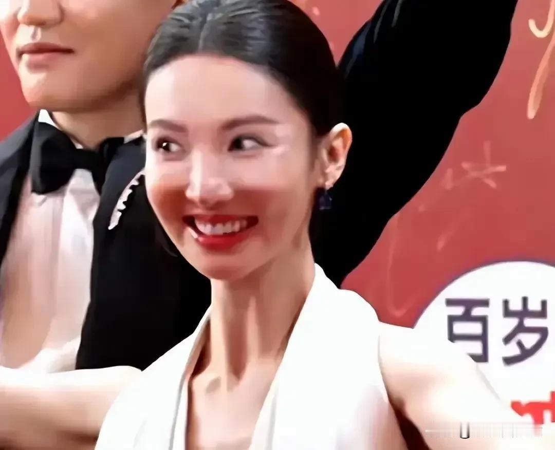 照片中这个女人应该是混娱乐圈的吧，笑起来真有点吓人，也许她自己觉得挺漂亮，但观众