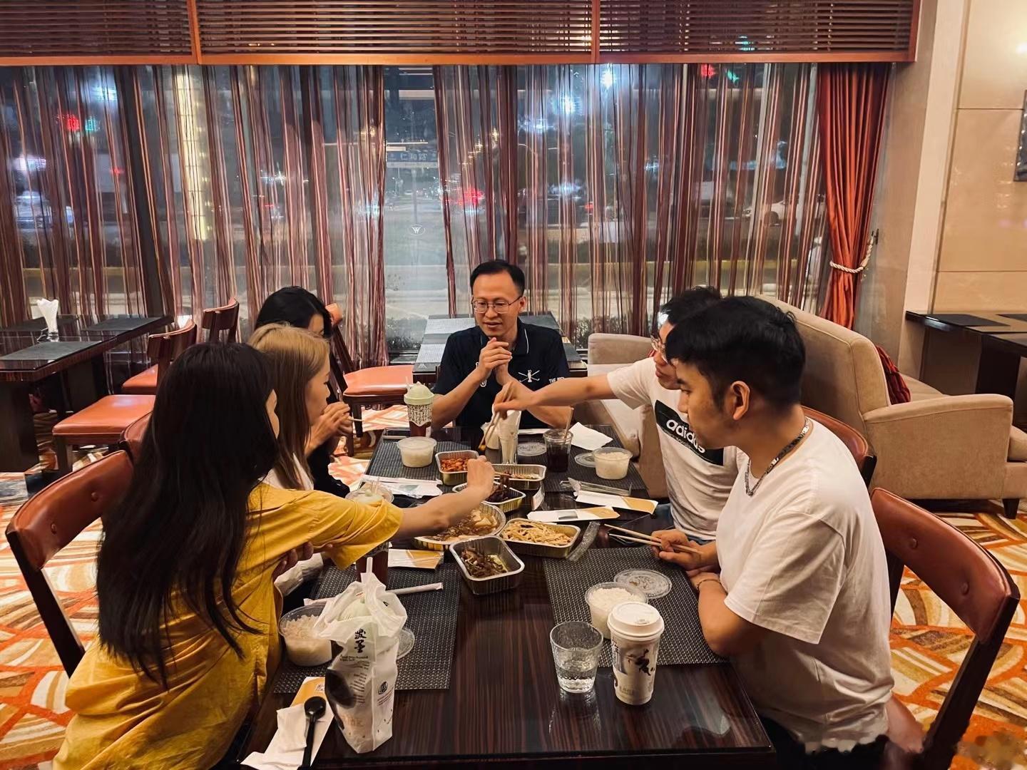 无论是事业上的合作伙伴还是情感上的固定伴侣，两个人关系真正的转折点，是其中的一方